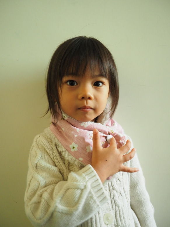 手作粉紅櫻花圖案 保暖圍巾 可做小孩成人尺寸 第2張的照片