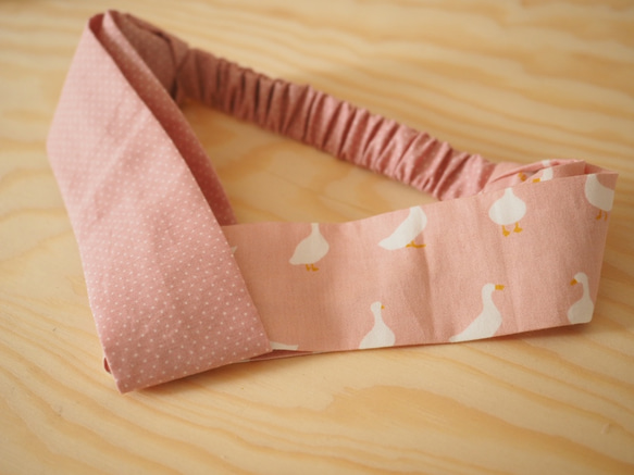 手工製作 粉色小鴨嬰兒圍兜口水巾嬰兒髮帶及媽媽髮帶親子禮物套裝 第3張的照片