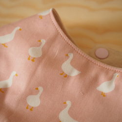 手工製作 粉色小鴨嬰兒圍兜口水巾嬰兒髮帶及媽媽髮帶親子禮物套裝 第7張的照片