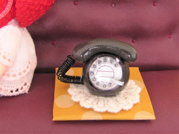 ミニチュア文化人形ベイベーちゃん（小）と黒電話 3枚目の画像