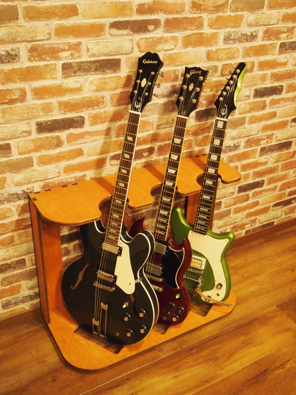 爆安木製ギタースタンド３本掛け イナズマモデル！ エレキ・ベース用