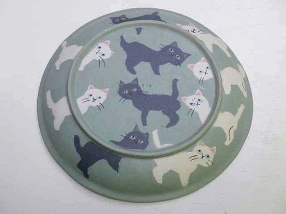 B品★練込22cm浅皿/白猫と黒猫 4枚目の画像