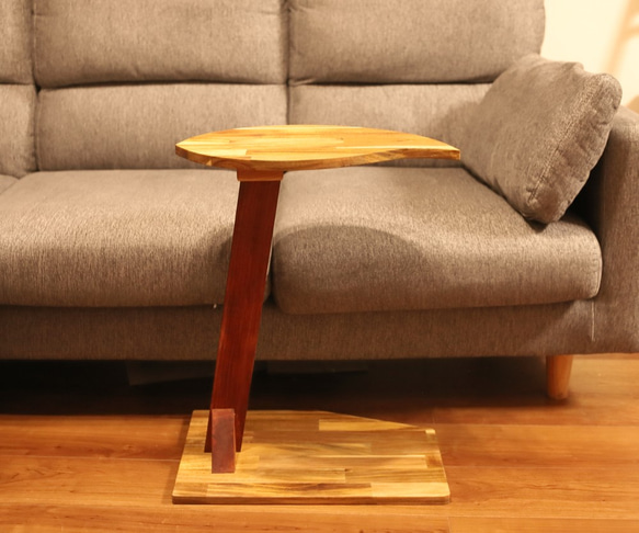 ソファーで使える、木の葉の形のサイドテーブル 4枚目の画像