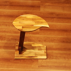 ソファーで使える、木の葉の形のサイドテーブル 3枚目の画像