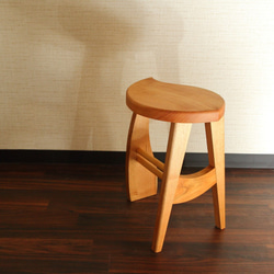再販・木の葉の形のかわいいスツール・椅子　ミズメザクラ製 1枚目の画像