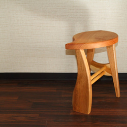 再販・木の葉の形のかわいいスツール・椅子　ミズメザクラ製 3枚目の画像