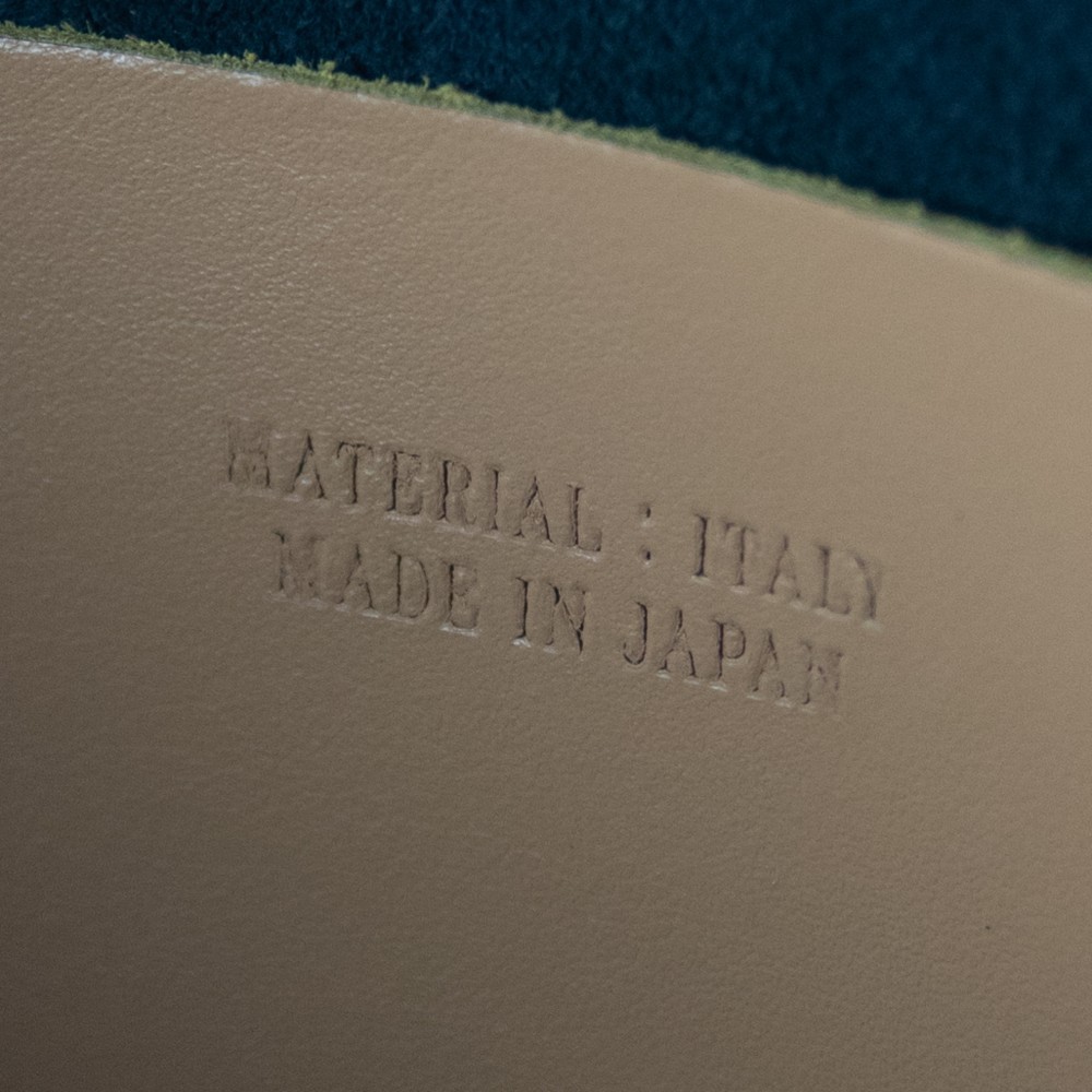 シンプルで使いやすい　A4サイズが入る　イタリアンレザートートバック　本革　一枚革使用