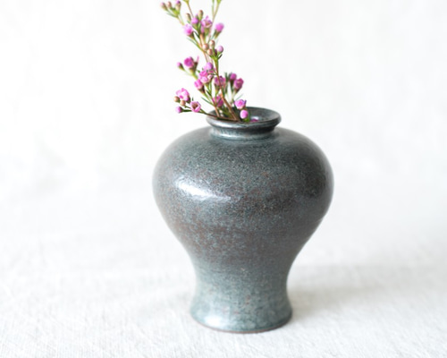 古典的な花瓶 - 手の花の悪いスケッチ手作りの陶器 一輪挿し
