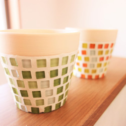 植木鉢２個セット　ガラスタイル　高さ　約９ｃｍ　イエロー・オレンジとグリーン 2枚目の画像