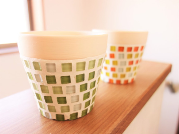 植木鉢２個セット　ガラスタイル　高さ　約９ｃｍ　イエロー・オレンジとグリーン 2枚目の画像