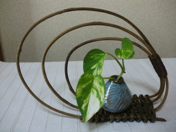 徳島産かずらで製作　左流れ三つ輪花台（一輪挿し花瓶付き） 1枚目の画像