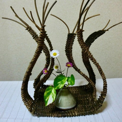 　癒しのかずら工芸品　　心和む花台(花瓶付き) 1枚目の画像