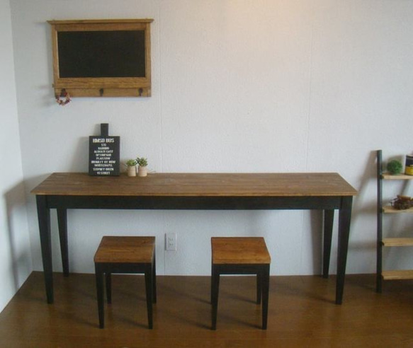 ロングデスクとスツール２脚 ロングデスクとスツール2脚