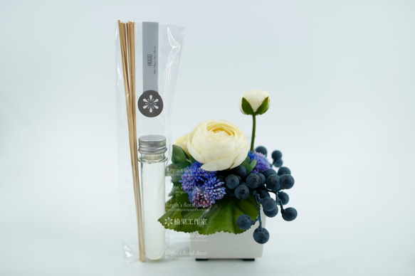 人造花飾-白盆陸蓮藍果實香氛小品 第1張的照片