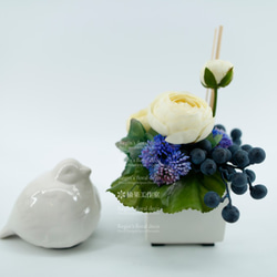 人造花飾-白盆陸蓮藍果實香氛小品 第2張的照片