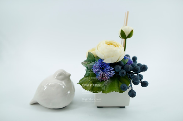 人造花飾-白盆陸蓮藍果實香氛小品 第2張的照片