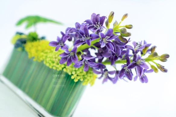 造花の飾り - 水アルマの葉青フルーツ紫/白の花のヒヤシンスのガラス 3枚目の画像