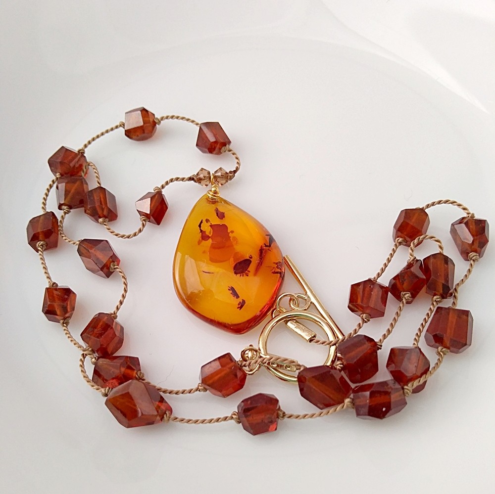 【アンバー＆ヘソナイト】のショートネックレス