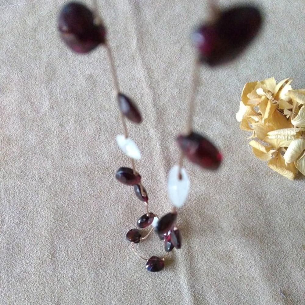 【ガーネット&ホワイトラブラドライト】のショートネックレス