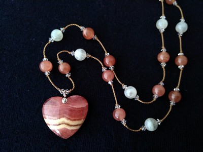 【インカローズ&ムーンストーン】のショートネックレス