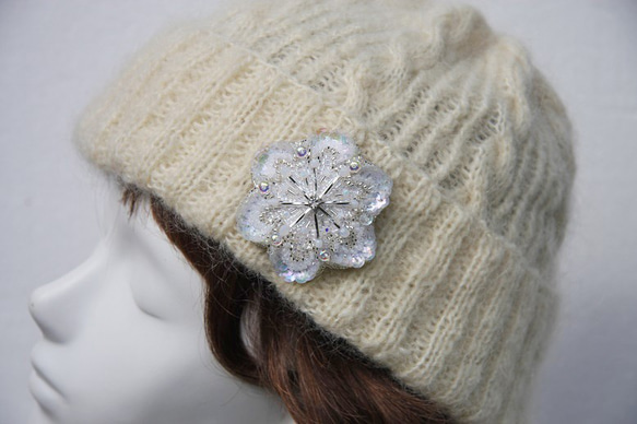 雪の結晶 ヘアクリップ/ブローチ ビーズ刺繍 5枚目の画像