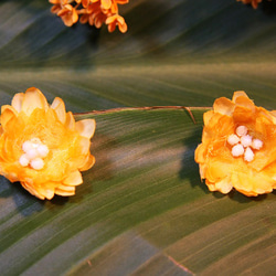 布花イヤリング orange 1枚目の画像