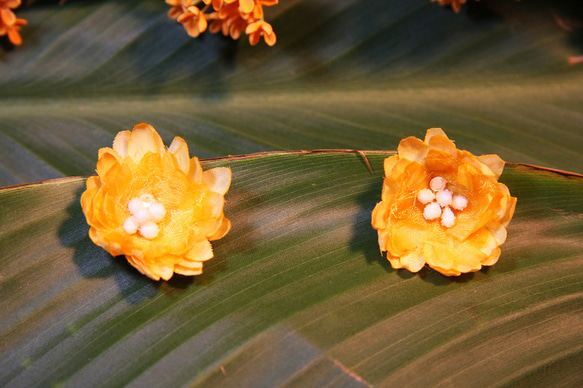 布花イヤリング orange 1枚目の画像