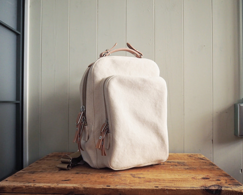 MAKR メーカー　リュック　バックパック　生成り　ホワイト　白 フロントZIPバックパック(White) - INDISPENSABLE×nouer - LASUD