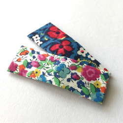 リバティプリントのパッチンピン 〈青の花柄〉髪留め・パッチン留め