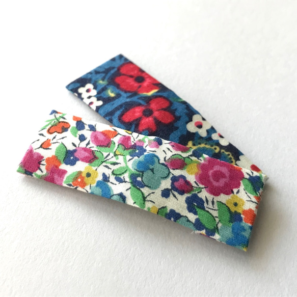リバティプリントのパッチンピン 〈青の花柄〉髪留め・パッチン留め