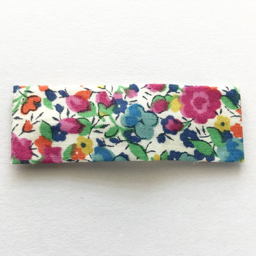 リバティプリントのパッチンピン 〈青の花柄〉髪留め・パッチン留め