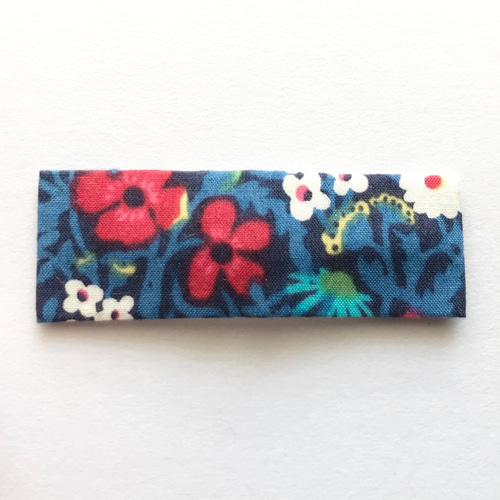リバティプリントのパッチンピン 〈青の花柄〉髪留め・パッチン留め
