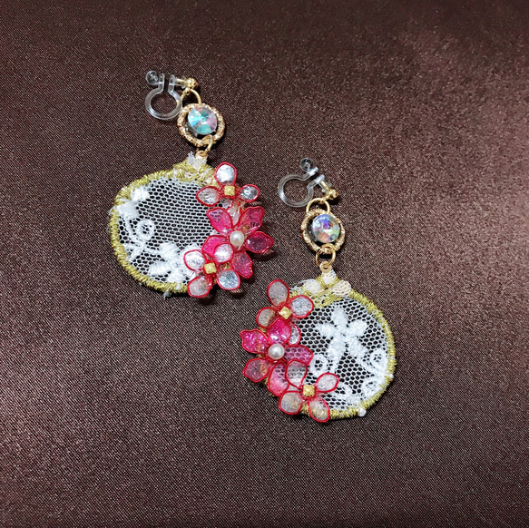 繡花系列 「粉桃」手縫 水晶花 珍珠 蕾絲 樹脂耳飾 下單製作 第3張的照片