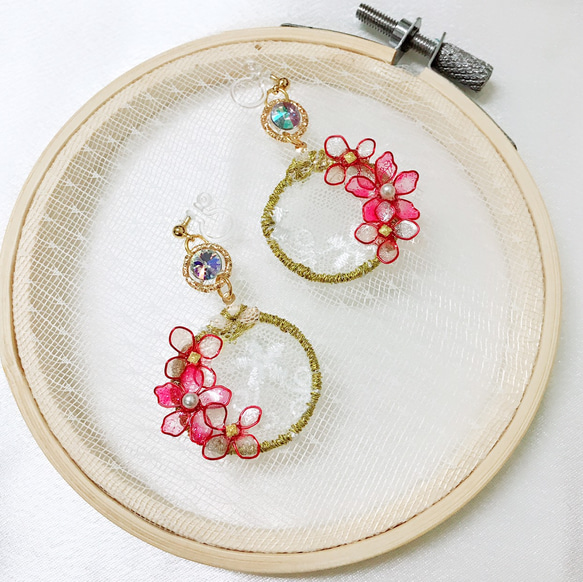 繡花系列 「粉桃」手縫 水晶花 珍珠 蕾絲 樹脂耳飾 下單製作 第4張的照片