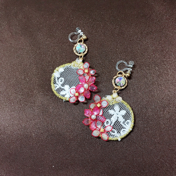 繡花系列 「粉桃」手縫 水晶花 珍珠 蕾絲 樹脂耳飾 下單製作 第5張的照片