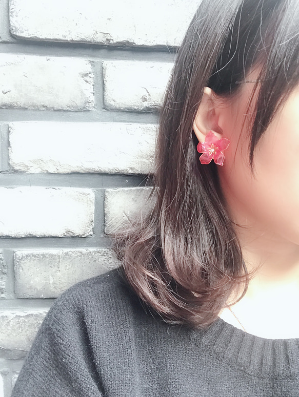 《水漾桃》 新春  樹脂耳環 晶透感水晶花耳飾  可自己搭配 水鑽 珍珠  矽膠耳夾 接單製作 第3張的照片