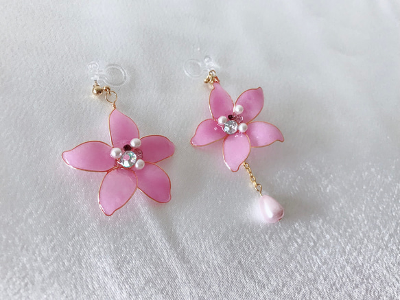 《粉桃精靈》樹脂耳環 水晶花 不對稱設計 珍珠 水鑽 下單製作 第2張的照片