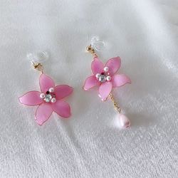 《粉桃精靈》樹脂耳環 水晶花 不對稱設計 珍珠 水鑽 下單製作 第3張的照片