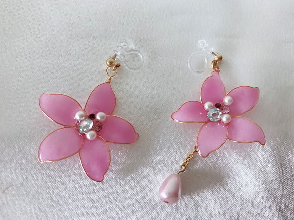 《粉桃精靈》樹脂耳環 水晶花 不對稱設計 珍珠 水鑽 下單製作 第4張的照片
