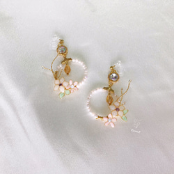 《花緣系列》手作貝殼光澤 樹脂耳環 小花耳環 珍珠 水鑽 下單製作 第2張的照片