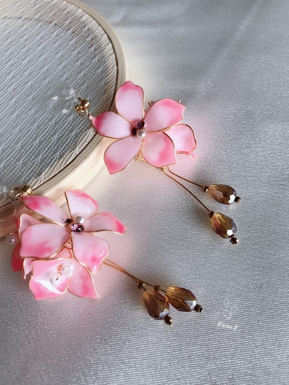 《花球》一對- 沙漠玫瑰 樹脂耳環 花球耳飾 水晶花朵 人造水晶 第1張的照片