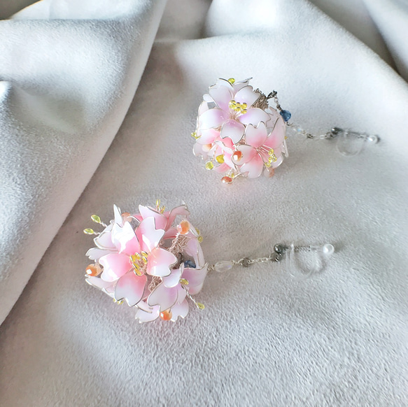 桜のピアス「ピンクスプリングさくら」-甘いフラワーボールシリーズ「春」セラミック感覚の銅線結晶樹脂イヤリング 3枚目の画像