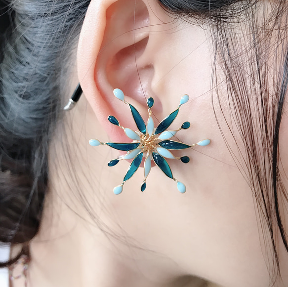 「靜藍之星」- 一對-花火系列-銅線花 貼耳耳環 耳骨夾 耳邊夾 樹脂耳環 接單製作 第5張的照片