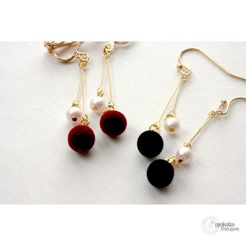 黒】ベロアミニポンポン♡ピアスorイヤリング※赤売り切れ ピアス 