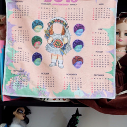 [RemadeUni]レトロ懐かしの人形コミカルなヒットカラー2018カレンダーマイクロファイバータオルのカレンダー/カレンダー 5枚目の画像