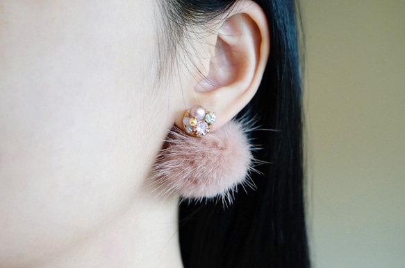 暖冬 - 水晶珍珠毛球兩戴耳環 (醫療級抗敏鋼針 / 耳夾) 第2張的照片