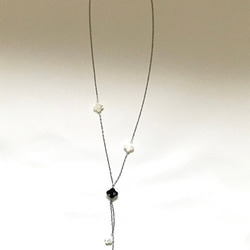 オニキス+マザーオブパール　Y字型ネックレス　ロジウムカラー 2枚目の画像