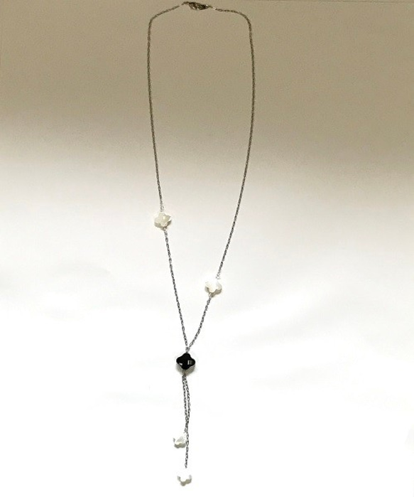 オニキス+マザーオブパール　Y字型ネックレス　ロジウムカラー 2枚目の画像