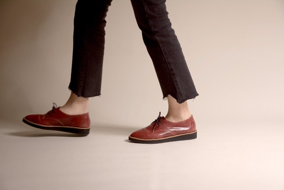 ダービー重い底の靴|赤 - 革 2枚目の画像