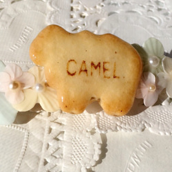 お花畑を歩くcamelバレッタ 2枚目の画像